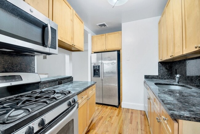 Building Photo - 226 E 70th St Unit 1C Rental