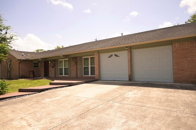 Building Photo - 9810 Cliffwood Dr