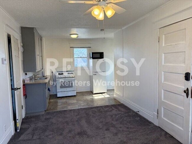 Available now - Spacious 1 Bedroom 1 Bath Upper Level Duplex in South Saint Paul