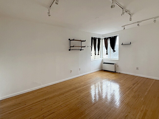 19-31 Lyons Ave