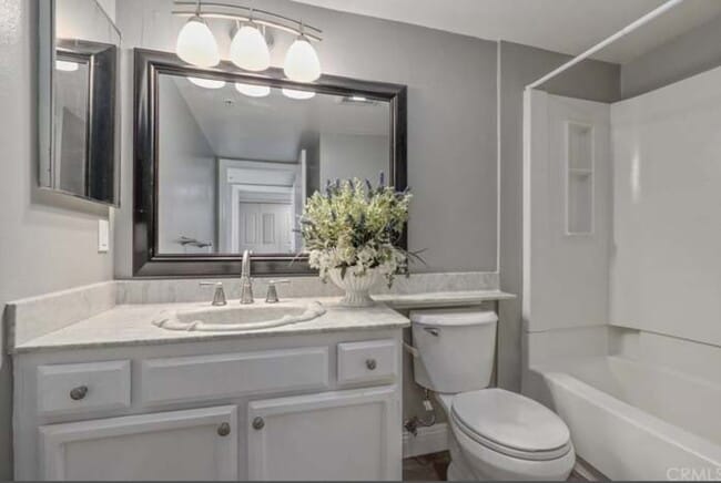 Master Bathroom - 4750 Templeton St Unit #1205
