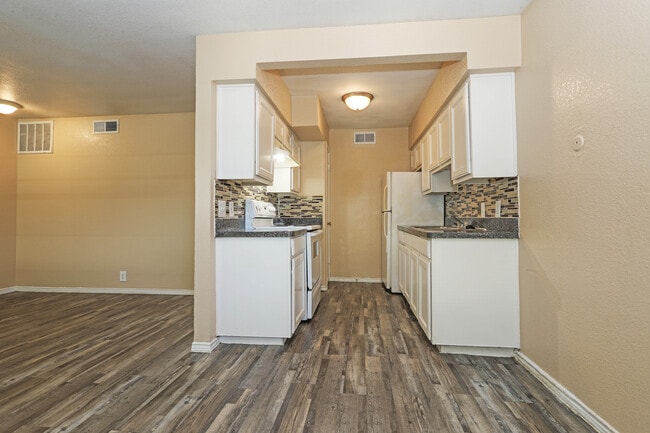 Photo - 2701 Green Oaks Rd