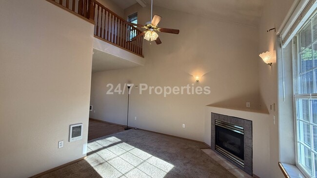 Photo - End-Unit 1 BD | 1.5 BA Townhome with Loft & Garage - Gresham Unidad 18757