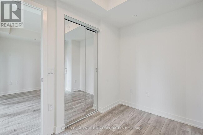 Photo - 223 Redpath Ave Unité 2402