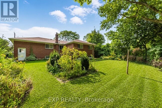 Photo - 114 Castlegrove Blvd
