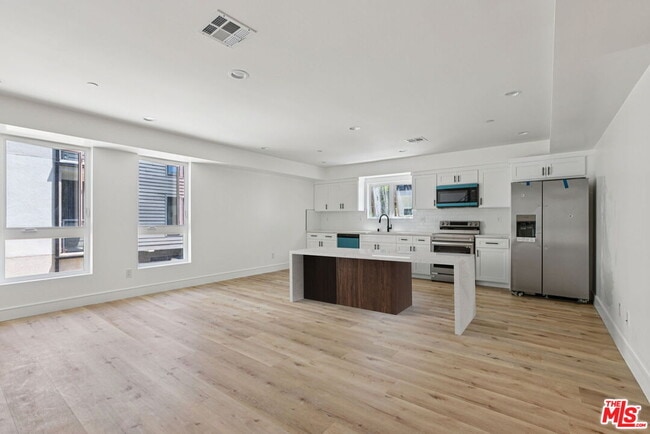 Building Photo - 2111 Holly Dr Unit 1/2 Rental