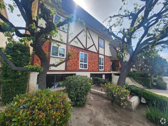Building Photo - 7432 Hazeltine Ave Unit 9 Rental