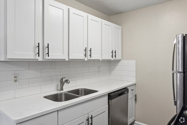 2BR, 2BA - 880SF - Kitchen
