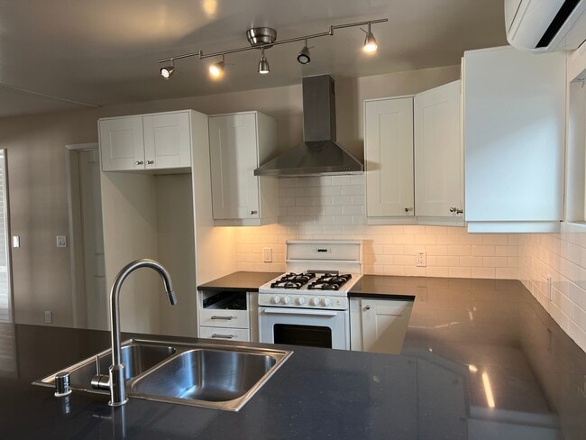 Preciosa cocina contemporánea con encimeras de piedra atractivas y fáciles de limpiar. - 467 S Bentley Ave