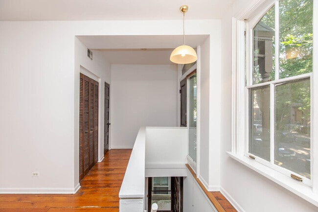 Photo - 1015 W Wolfram St Unit 2