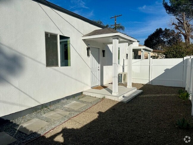 Building Photo - Welcome to your newly remodeled, charming ... Rental