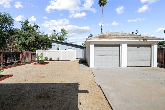 6652 Palm Ave