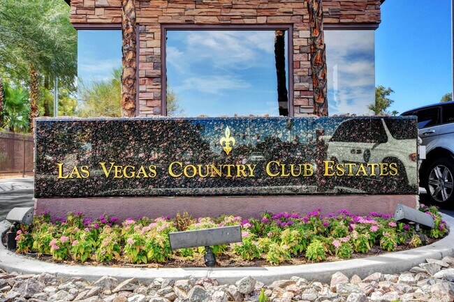 Photo - Beautiful 2 Bedroom Townhome in Guard-Gated Community – Prime Location!