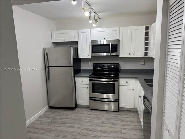Photo - 721 N Pine Island Rd Unidad 201