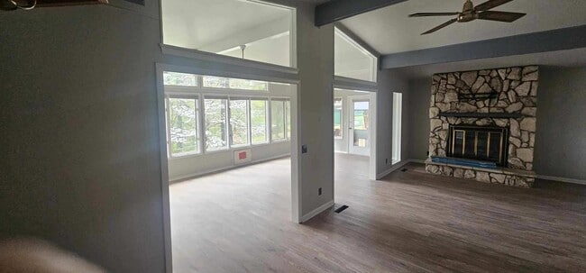 Building Photo - 2 Hope Dr