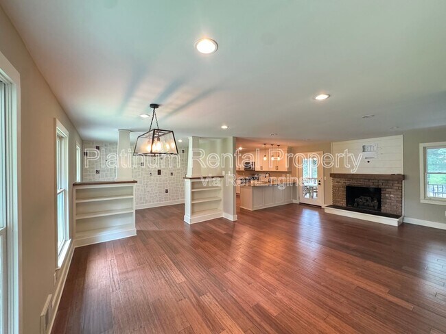 Photo - 381 Lynne Cir