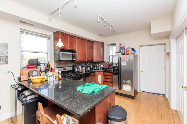Photo - Massive 4bed/2bath DUPLEX in the HEART of Bucktown/Wicker Park! In-Unit Laundry! Central Air! Unit 3R