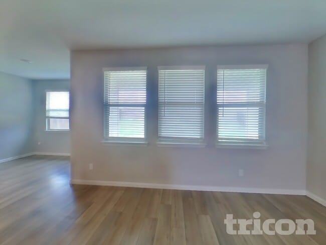 Photo - 235 Jenkinson Dr