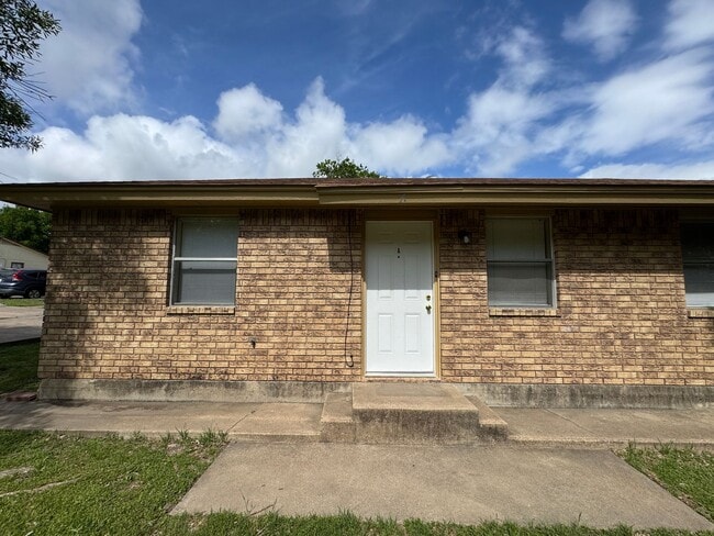 Building Photo - 310 W Washington Ave