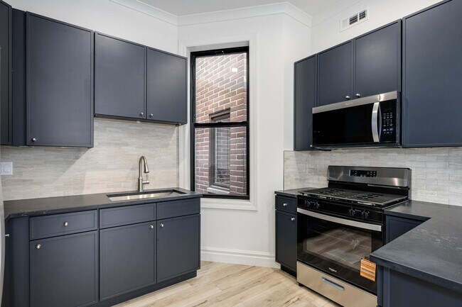Photo - 1710 W Belmont Ave Unit 302