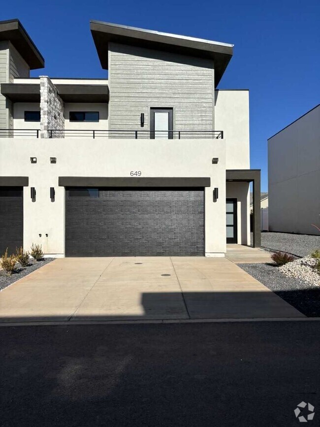 Building Photo - Beautiful Crimson Park Townhome - END UNIT