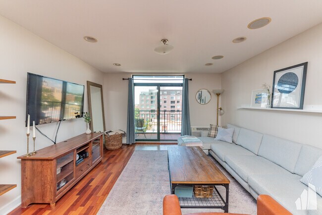 Photo - 3900 N Pine Grove Ave Unit 802