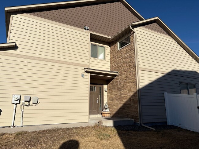 Building Photo - 3 BEDROOM, 2.5 BATHROOM SADDLE RIDGE TWIN HOME WITH 2 CAR ATTACHED GARAGE