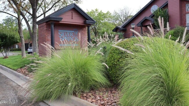 Photo - 31 Stratford Hall Cir