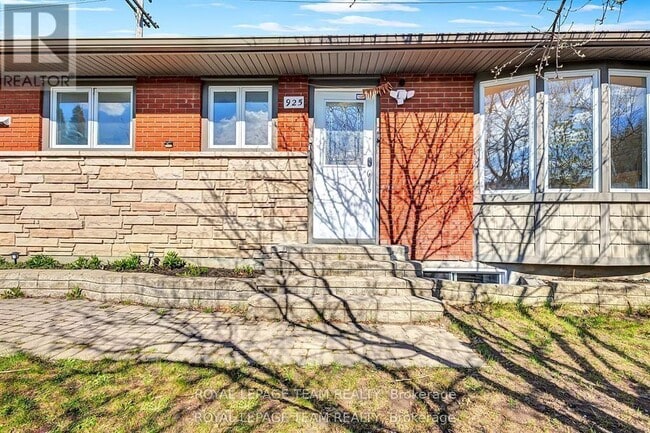 Photo - 925 Moorvale St