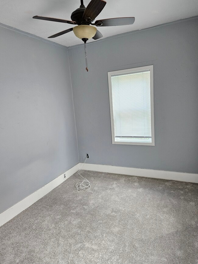 Dormitorio n.° 1 con alfombra nueva y ventanas de bajo consumo energético. - 2905 Apple St Unidad 1