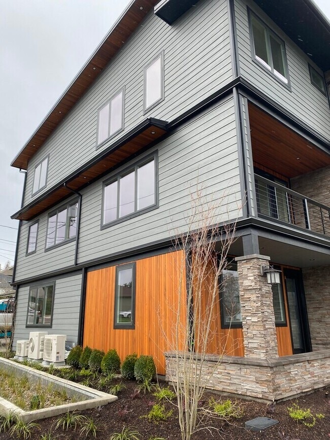 Building Photo - 2380 Willamette St Unit A