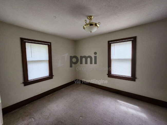 Photo - 303 E Kellar Ln