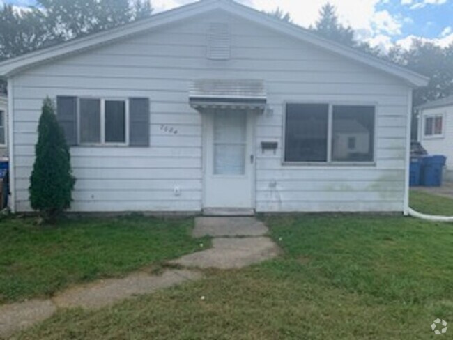 Building Photo - Renovated Three Bedroom Ranch Rental