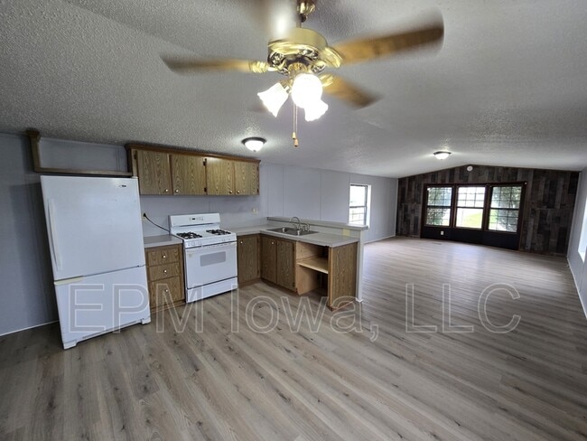 Photo - 700 W Ridgeway Ave