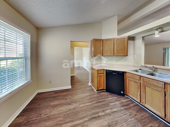 Photo - 2175 Hovington Cir E