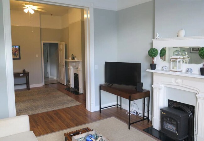 Photo - 619 N Hennessey St