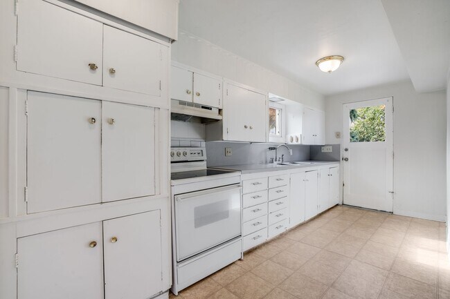 Photo - Beautiful 4 Bed, 2 Bath Rental Home in SE ...