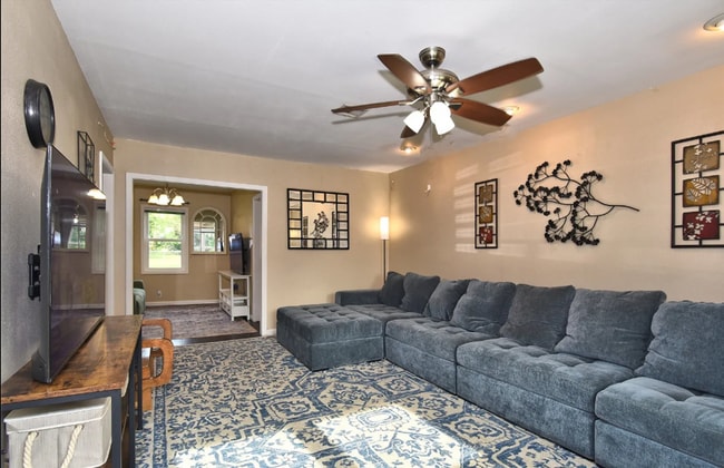 Photo - Charming 2 Bed / 1 Bath + Sunroom/Breakfas...