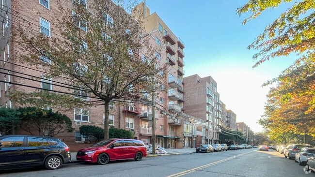 14340 41st Ave - The Harwyn