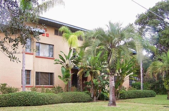 Building Photo - Spacious 2 bed 1 bath in Beautiful Park Lake /Higland neighborhood Unit 1