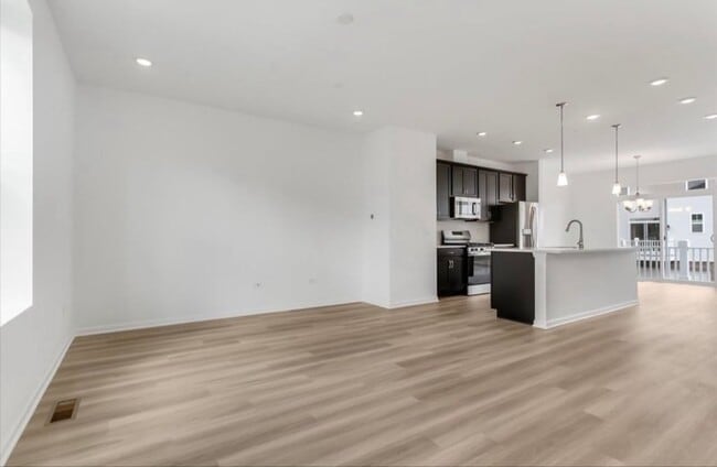 Photo - 1060 E Oakton St