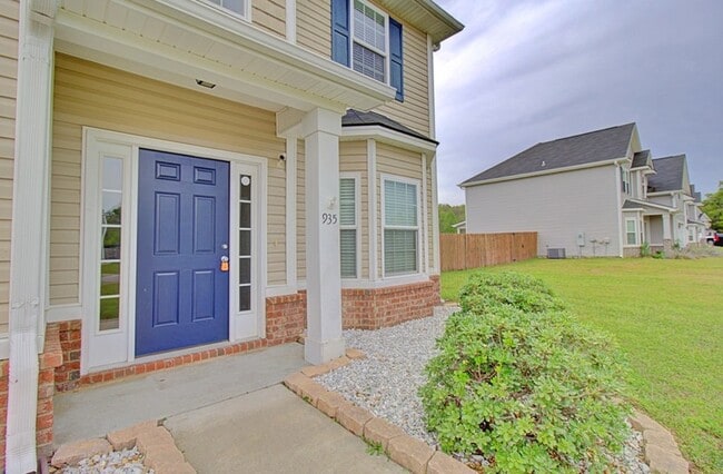 Photo - 935 Mustang Ln NE