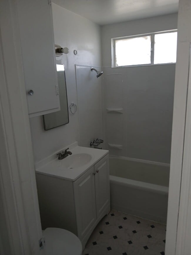 Photo - 300 Maxine Ave Unidad 300