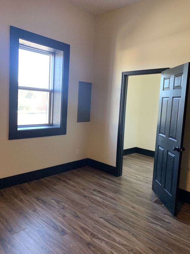 Photo - 103 S Main St