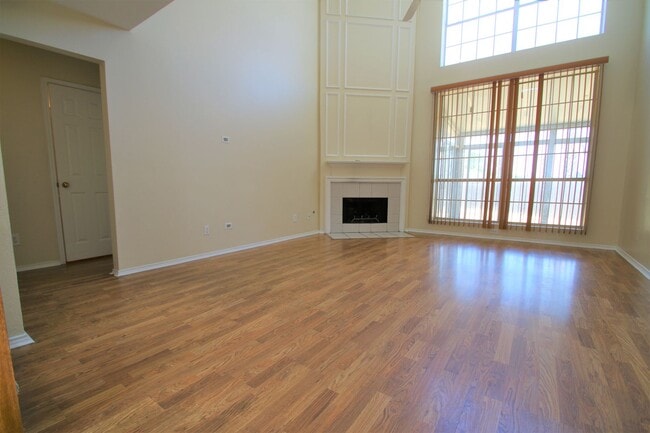 Building Photo - Stunning 4BR/2.5BA South Fort Worth Gem with Sun Room & 2-Car Garage!