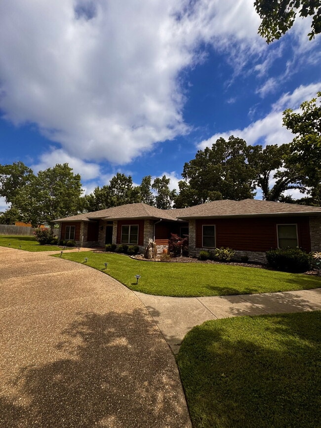 Photo - 723 N Lakeview Dr