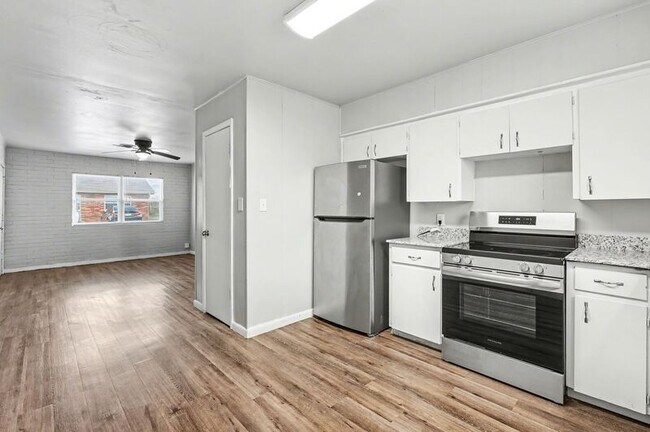 Photo - 704 W Oak St