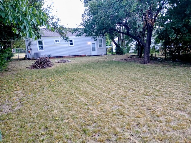 Photo - 209 E Douglas Dr