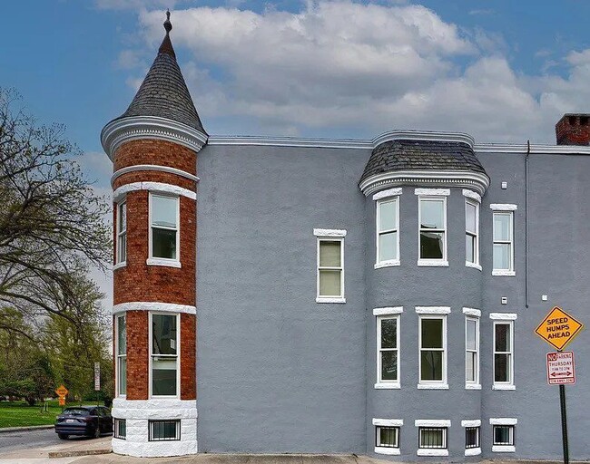 Side of Building - 2920 Auchentoroly Ter Unit A2