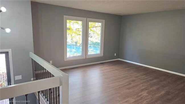 Photo - 518 SE Timbercreek Ln